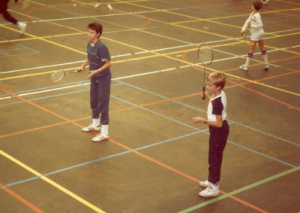 Dennis, rechts in beeld, op een foto uit het "houten racket" tijdperk