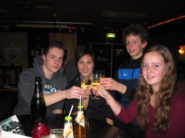 Sem, Kalia, Koen en Iris vieren hun kampioenschap met champagne