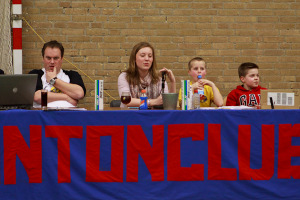 Simon achter de wedstrijdtafel van het GOKKJe in 2009