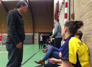 Ko Lee heeft nog aanwijzingen bij aanvang van de wedstrijd