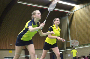 Lindsey en Vivianne spelend