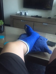 Het ingegipste been van pechvogel Dilyano